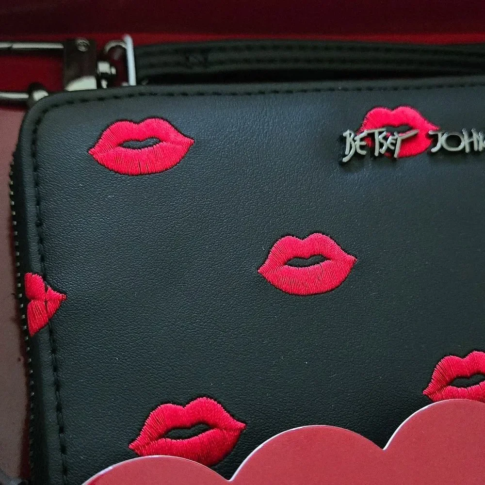 Betsey Johnson Embroidered🪡 Red Lips💋 Zip Around Wristlet - NIB